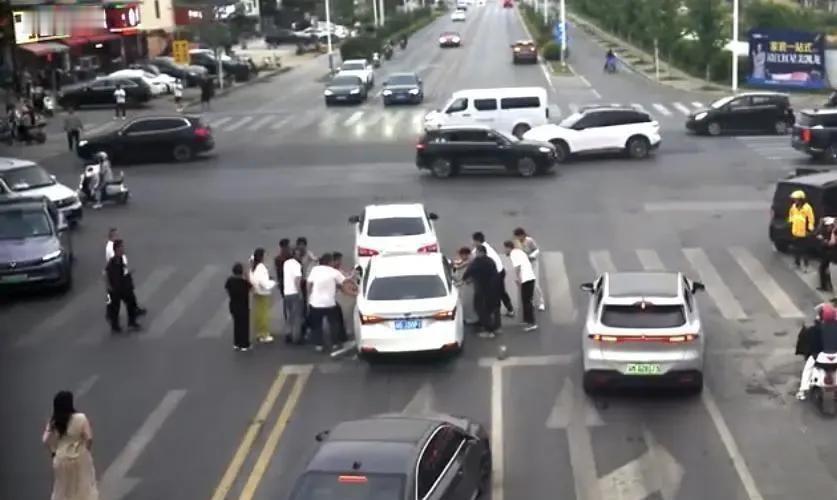 5月15日报道，江苏泰州一女护士等红灯时遭后车连续猛撞，下车后眼前一幕极其揪心：