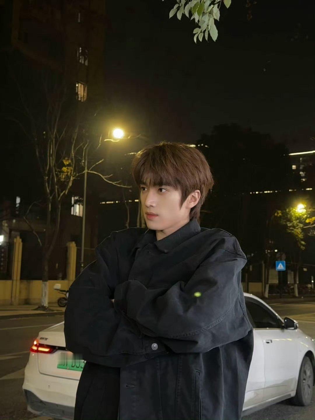 张康乐有个拎帽子的视频是不是很火 张康乐没帽硬拎 这个张康乐没帽硬拎，搞笑的很 