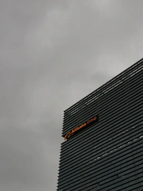 因为这些大佬的行动说明，有钱人买起房来比普通人更舍得。

如果房价真下跌了，那么