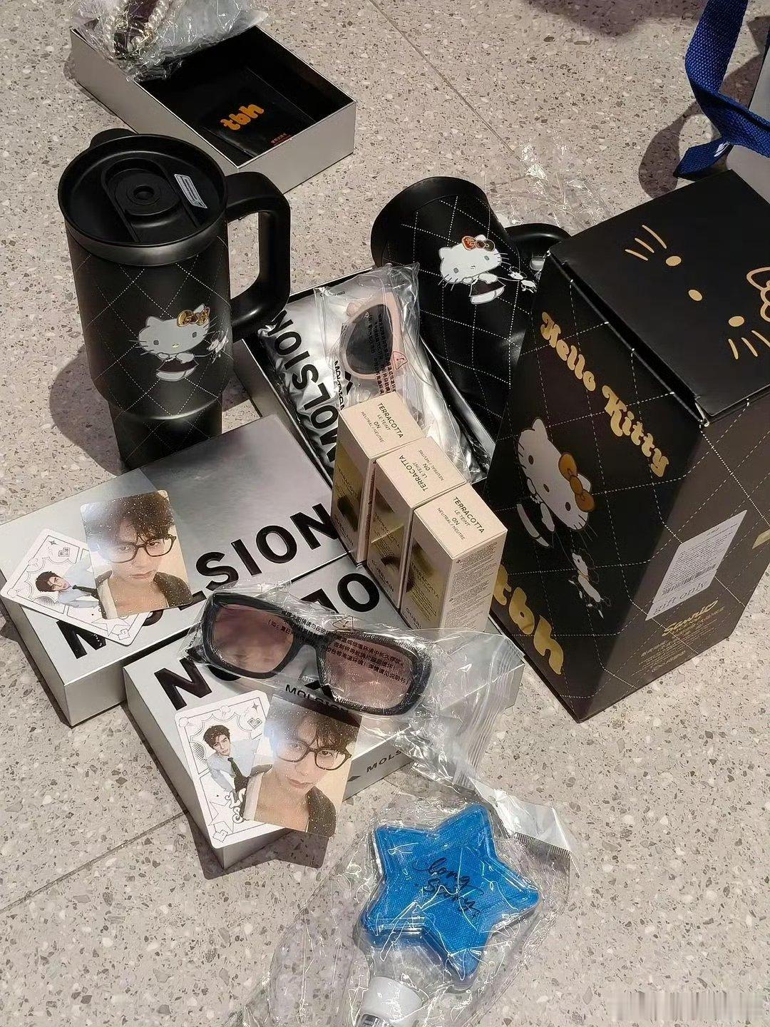 娇兰正装粉底液➕陌森眼镜➕野兽派香薰（有的是kitty联名水杯➕一些杂七杂八的周