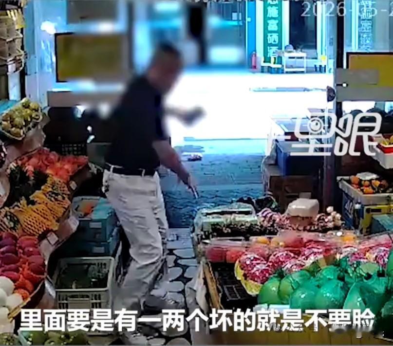 宁波，一老人到奶茶店门口讨钱，店员表示无现金，没想到老人径直闯入店内操作间，抱住