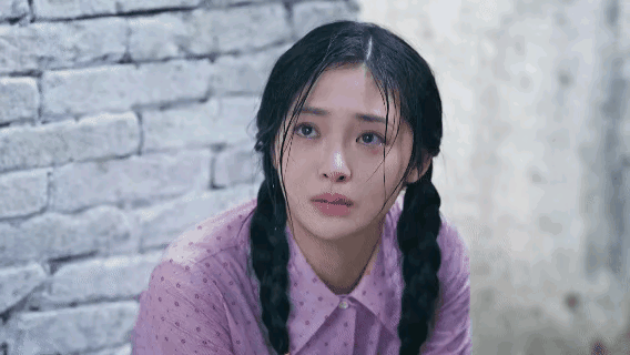 吴姗姗想占宋莹房子小巷人家吴姗姗在小时候还挺讨人喜欢的，继母张阿妹带着女儿张敏进