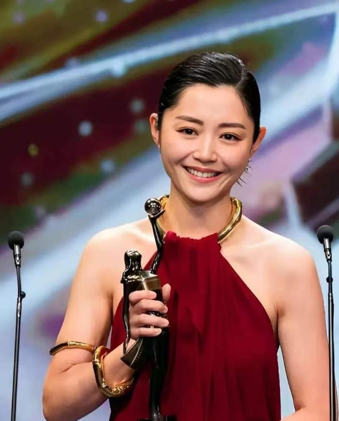 特意查了一下卫诗雅的出身。不查不知道，一查才发现，卫诗雅根本就不是专业的演员出身