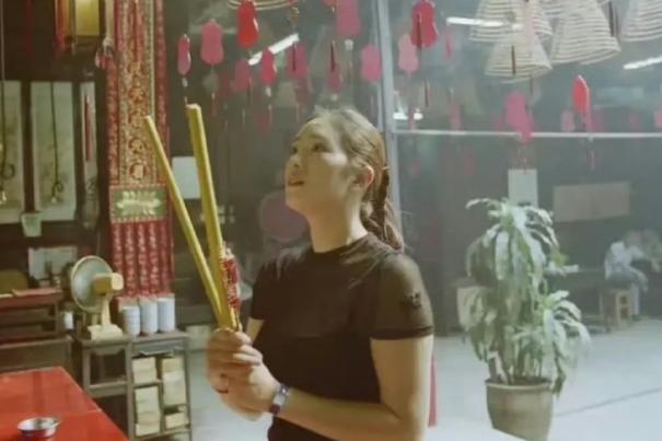 33岁的巩俐在香港黄大仙上香！所以她信什么？
目前巩俐并没有公开的信仰，据说她在