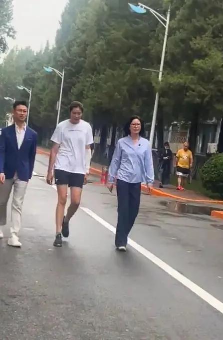 世界第一主攻朱婷和恩师现身北京高校！看来今年朱婷应该不会回归中国女排了！另外郎平