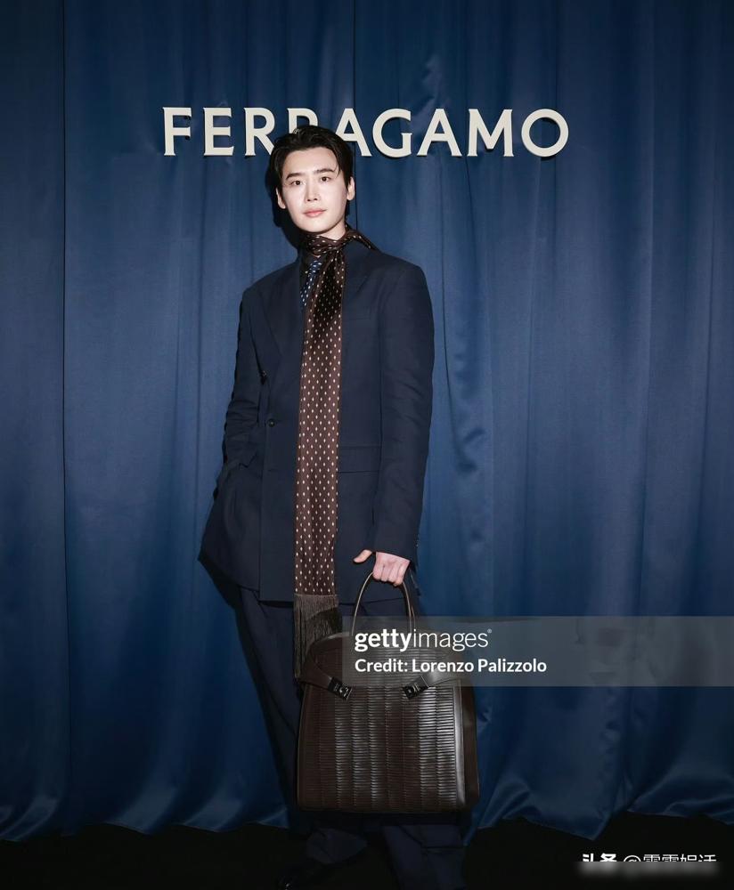 李钟硕，曾经的韩流顶流，居然被全网嘲“酵母脸”！可更离谱的是，他悄悄用一部新剧，