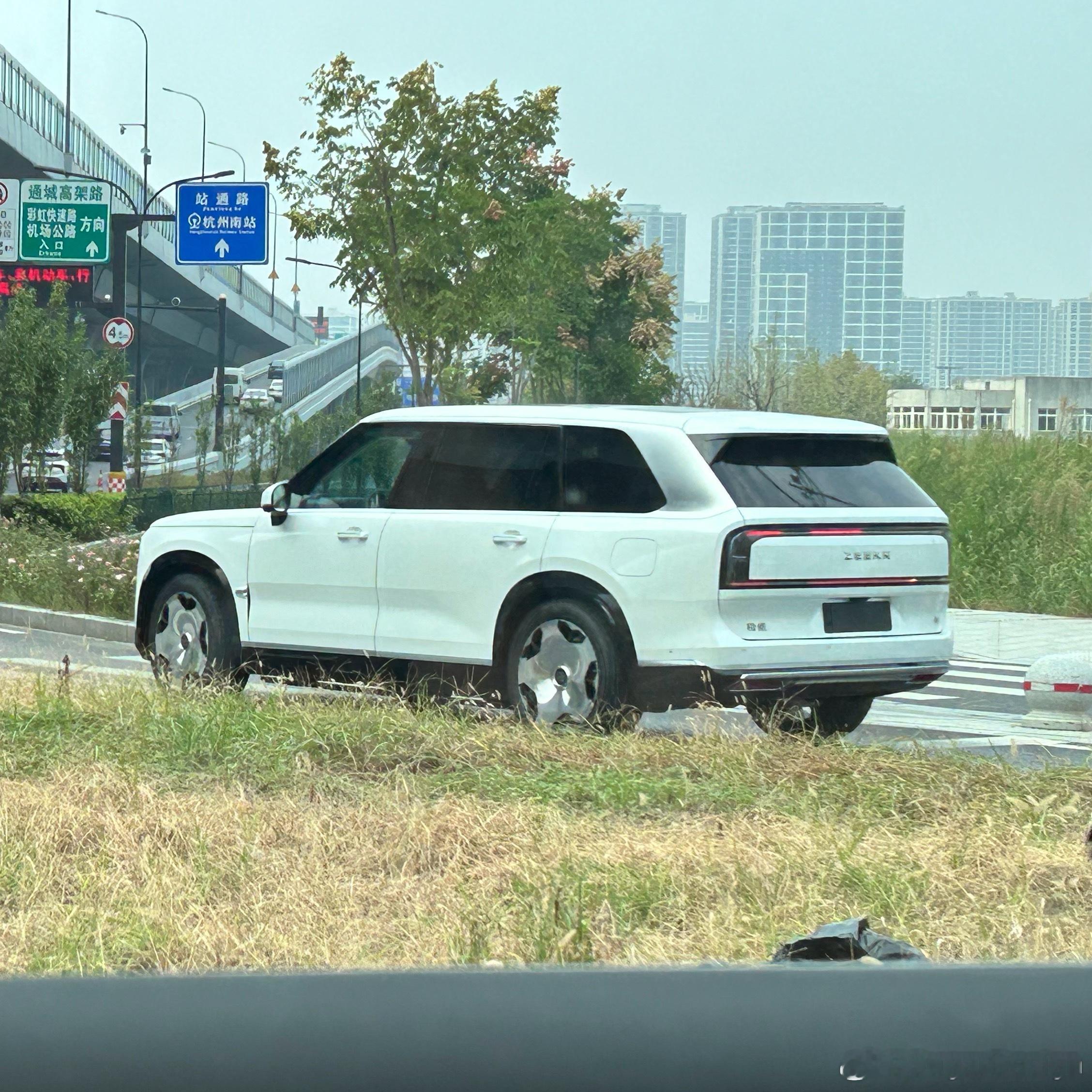 哎呦！9X这么快就有人开上了[哆啦A梦吃惊]还是白色的，挺霸气[666] ​​​