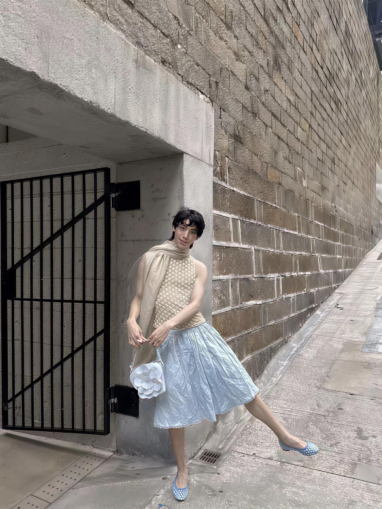 伊能静儿子穿裙子上街：好“自由”啊！
 
庾恩利这组街拍，有人说性别穿搭自由，有