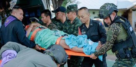 12月8日上午，泰国军方报告称柬埔寨军队炮击阿努蓬军事基地，造成一名泰军士兵遇难