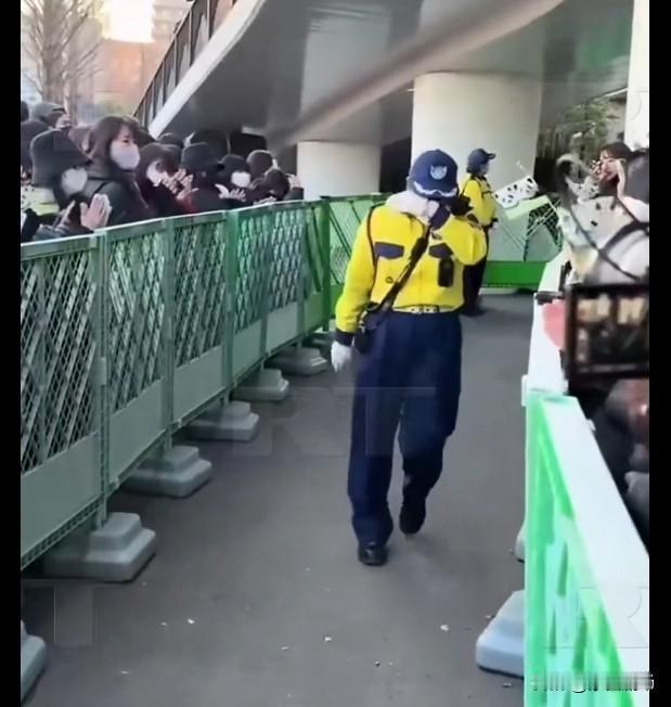 日本动物园员工泪洒大熊猫最后参观现场。
      1月25日，大熊猫“晓晓”和