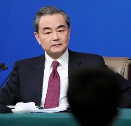 特朗普访华前夕，中美外长这通通话，直接打破几十年默契！中方不再跟美国绕弯子，直白