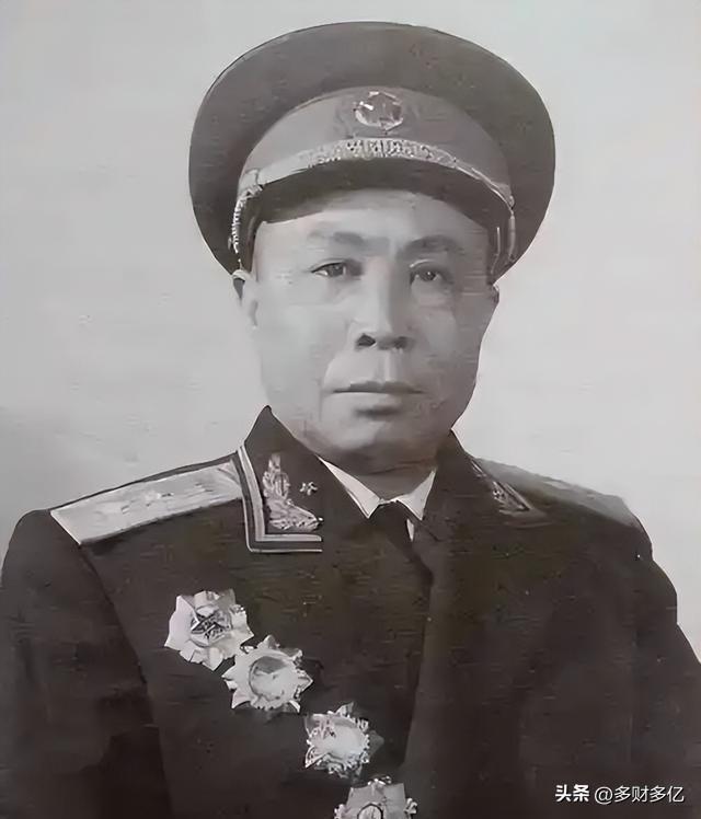 1955授衔漏了铁血军长！朱老总当场拍桌：农村接回，必授中将
 
1955年全军