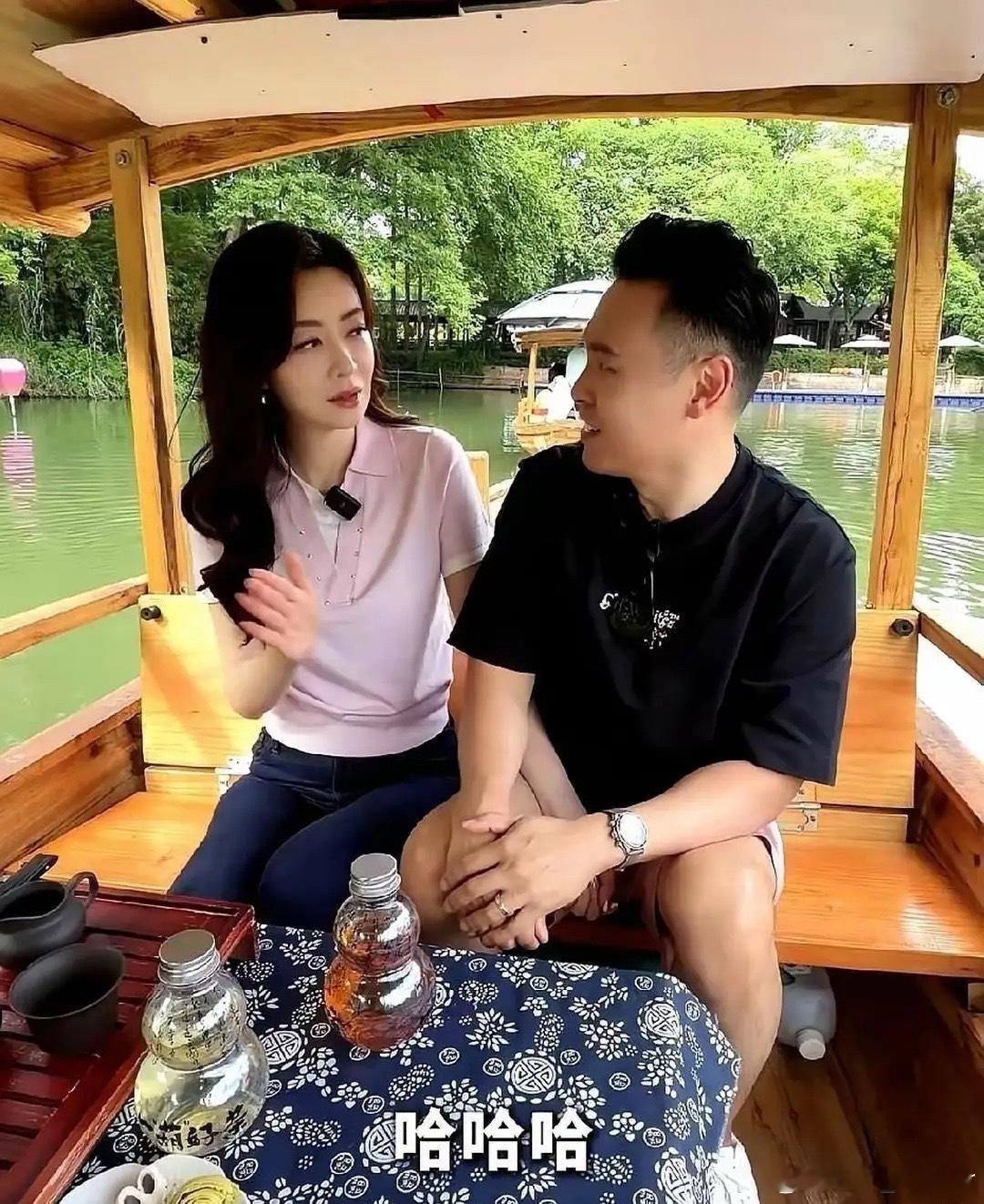 熊黛林和老公郭可颂在杭州同游画面流出，好多人说“终于懂当年鞋子论了”。她身高 1