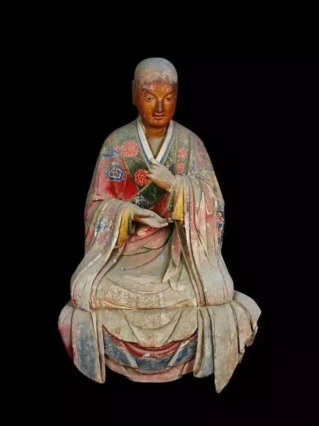 1981年山东灵岩寺佛像突然开裂，一年轻僧人朝里面看了一眼，被吓得连滚带爬，愣是