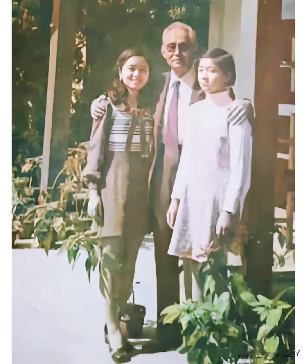 一九七五年，台湾，孙立人将军与他的两个女儿孙中平、孙太平的珍贵合影，时年七十五岁