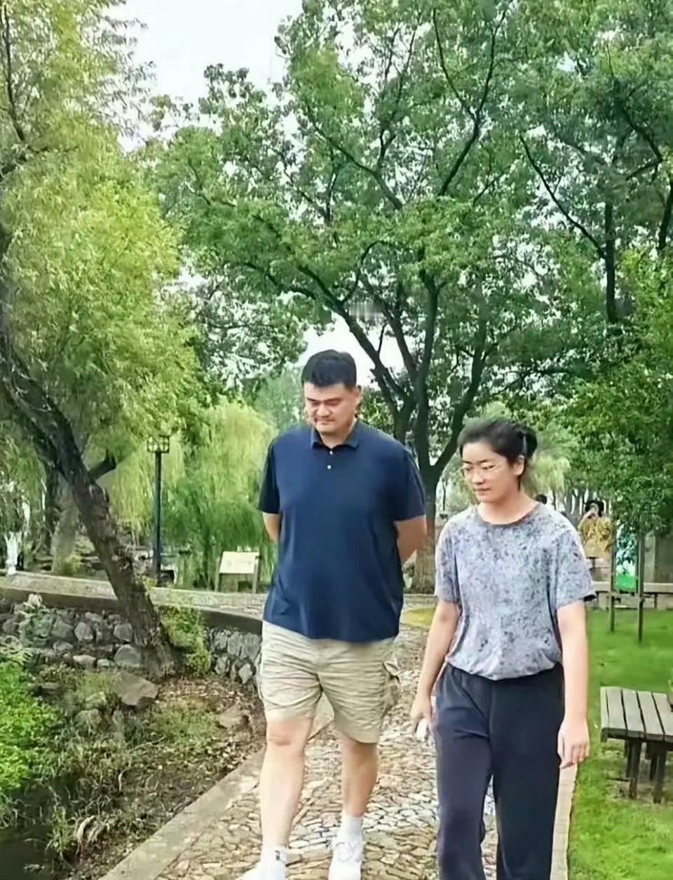 姚明：今天这步数，比我在篮下抢篮板还费劲。
姚沁蕾：爸，您那是2米26的步幅，我