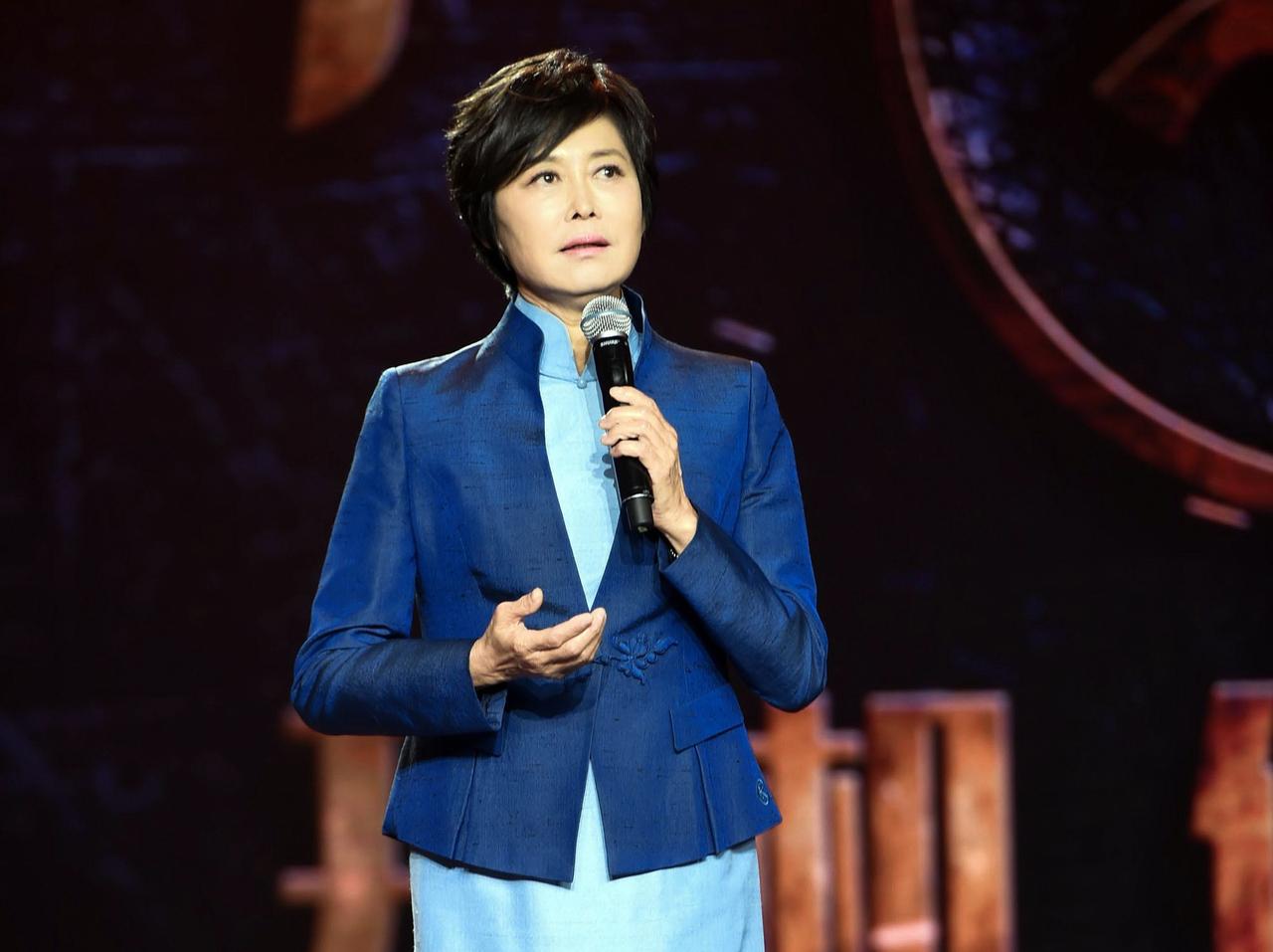 虽然只能与您在荧屏前、视频中、文字里相遇，但您的温和坚定、真诚朴素、共情悲悯…深