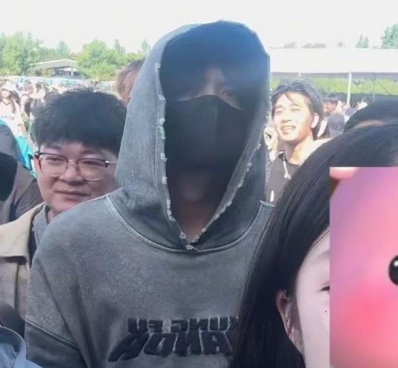 我擦我孩子完全眉压眼浓颜发力，糊也挡不住的帅 