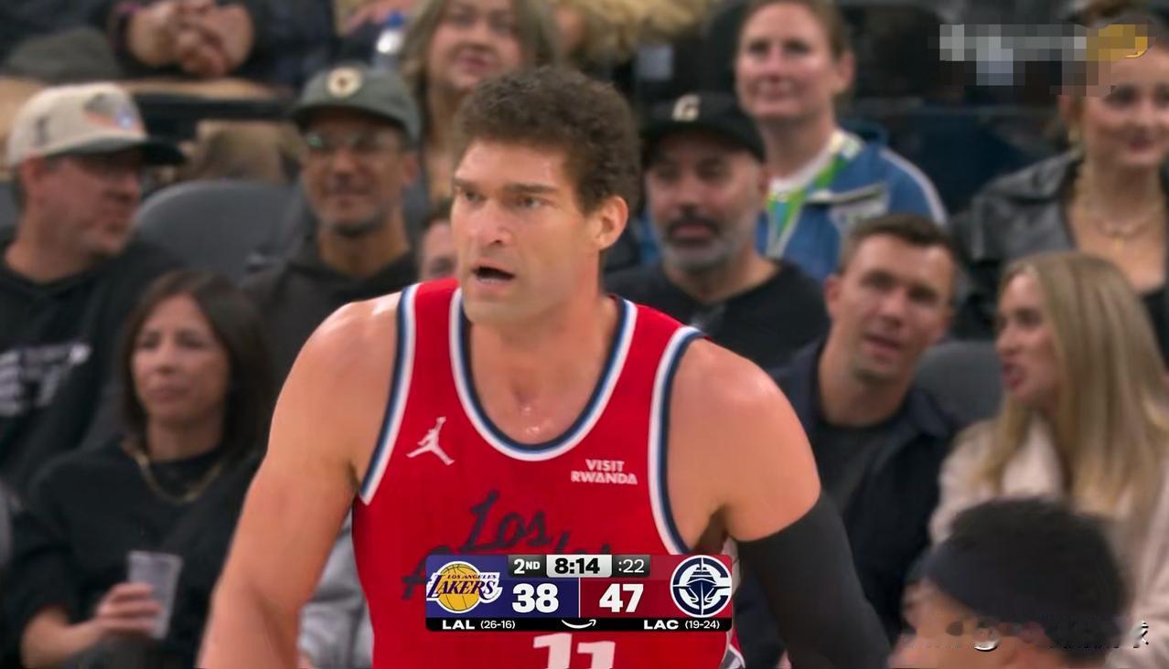 快船老将洛佩兹真是太让人意外了！在今天快船主场迎战湖人的焦点战中，目前双方的上半