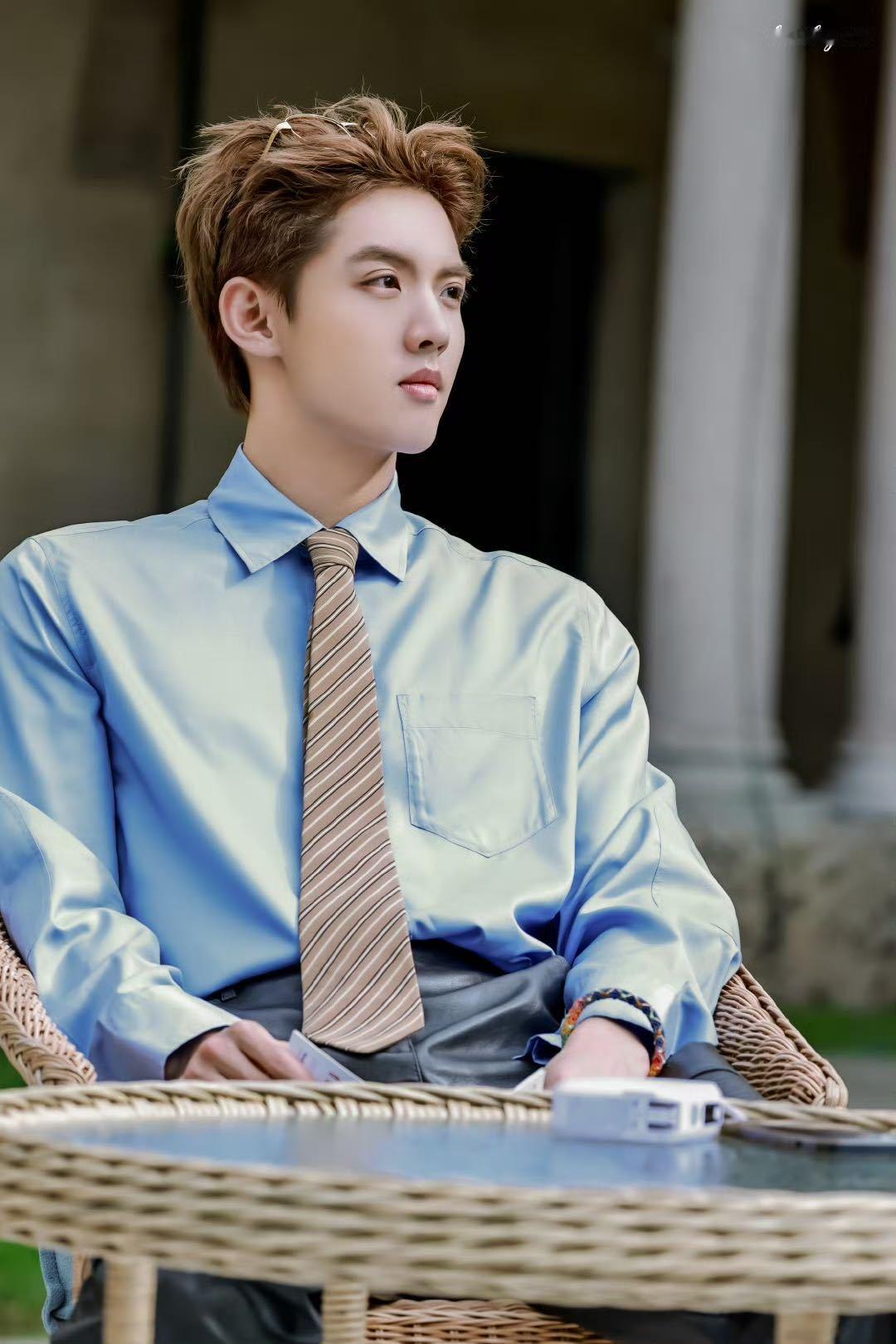 周峻纬在意大利逛墓园 周峻纬米兰vlog终于让我等到了，但真的一点都不白等！近1