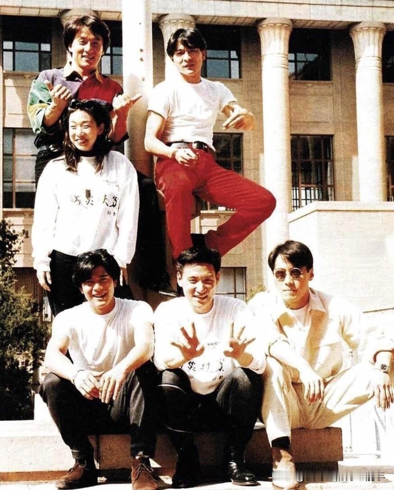 1993年北京人民大会堂前，正是他们最红的时候。
四大天王风头无两，成龙享誉海外
