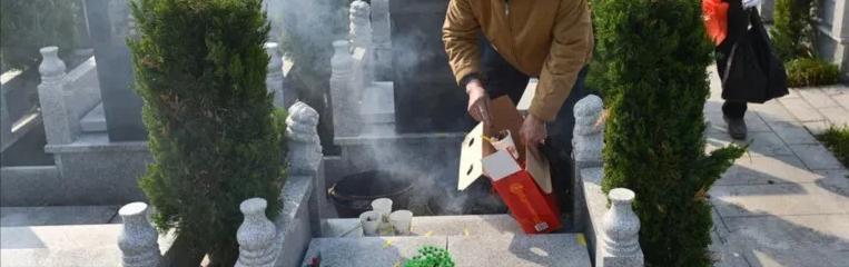 云南，一68岁大爷，去公墓拜祭父母，却被对方要求，续交20年墓地管理费，大爷回呛