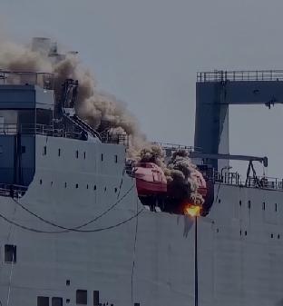 快讯！美国军舰在自家又着火了。
美国马里兰州巴尔的摩消防部门13日称，停泊在当地