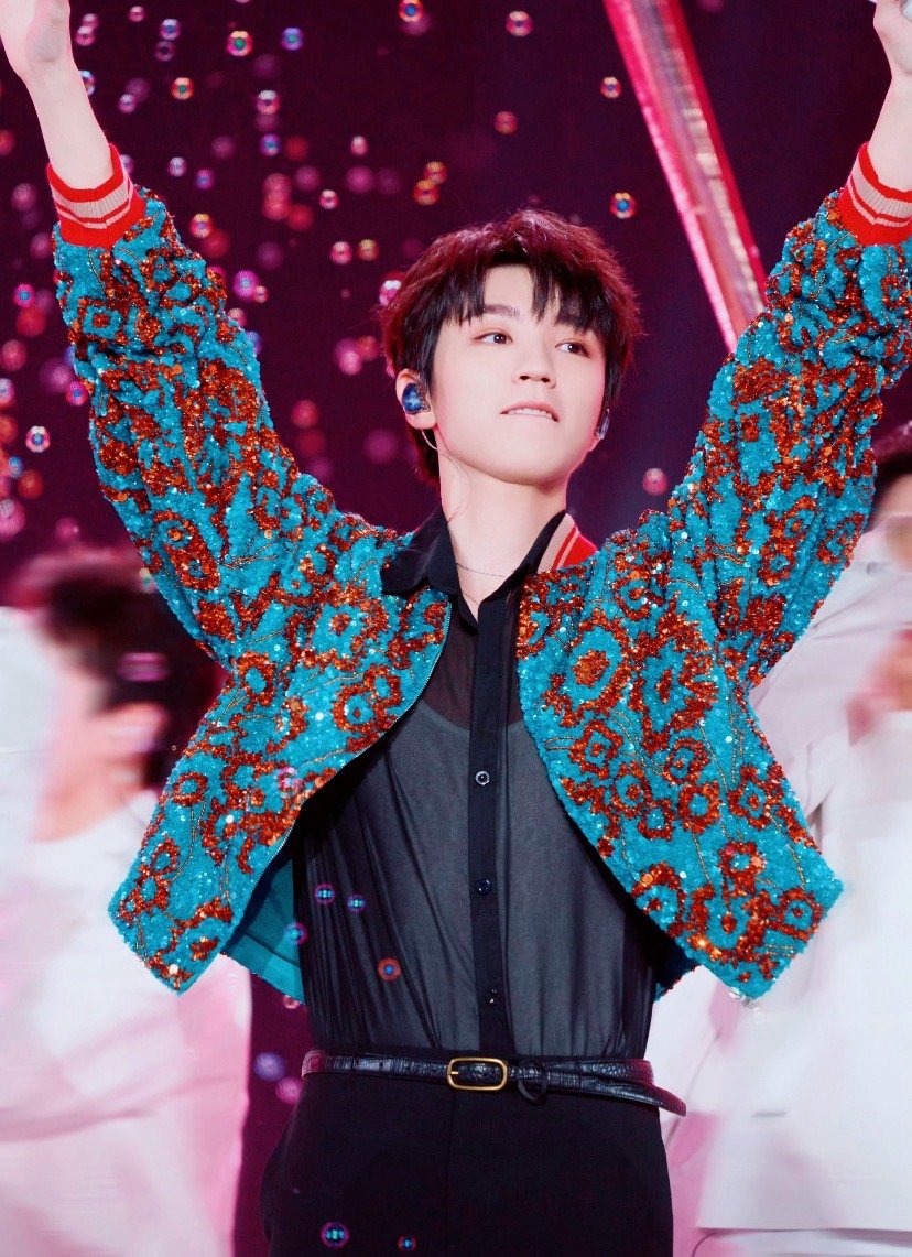 节奏点燃人海，星光落满舞台，每一次旋律响起，都跟着你的步调同频共振。不必追问方向