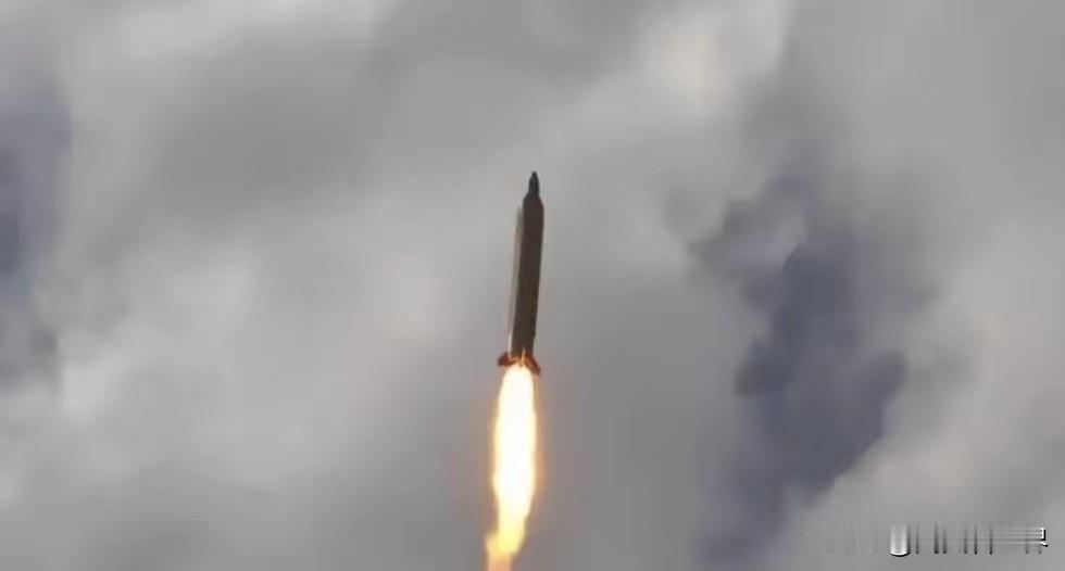 咄咄怪事：德黑兰传出爆炸声，伊朗启动防空系统“迎敌”，但“敌人”却不是美以
根据