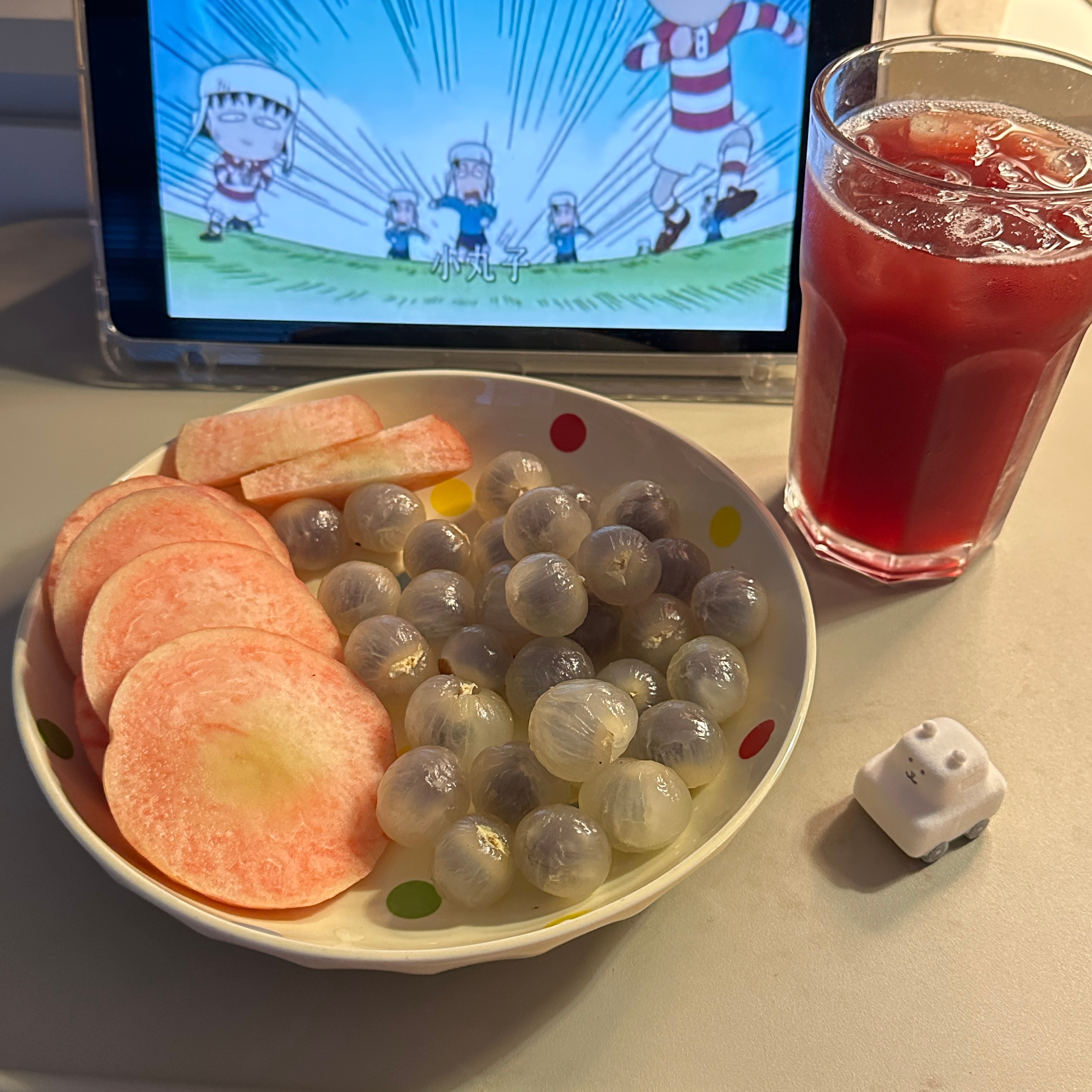 下午茶时间黑加仑冰茶和亲戚种的龙眼还有脆桃子！还有台版配音小丸子