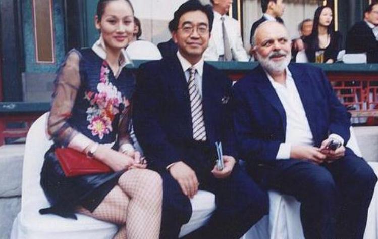 2005年，59岁画家陈逸飞骤然离世，遗孀宋美英整理遗物时翻出一张2000万保额