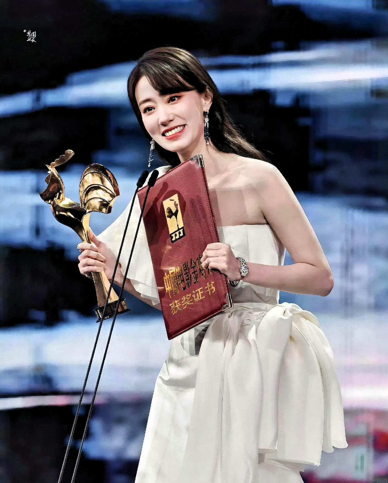 李焕英之后，张小斐可是全网最火的女演员。换成别人，早趁热接一堆戏变现了。她没有。