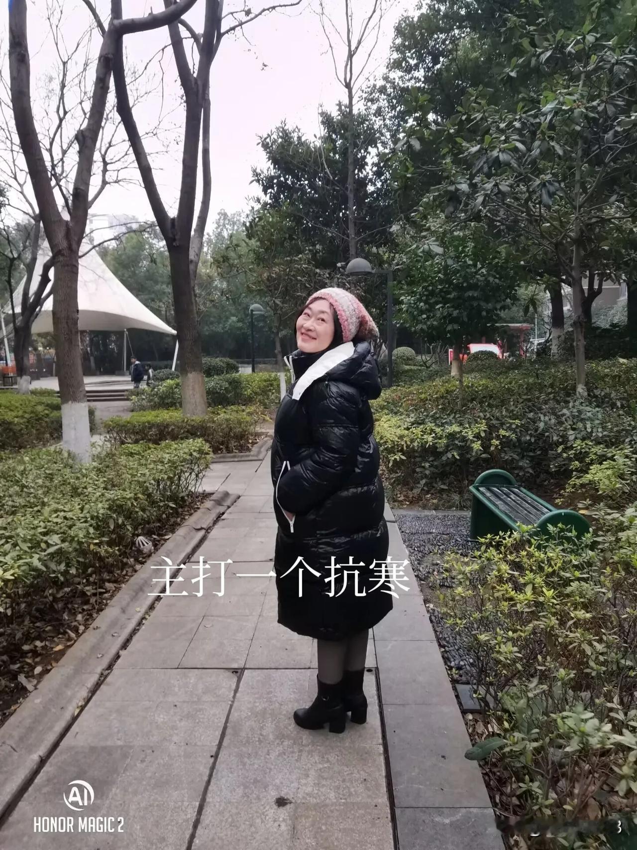 家宴
如果说昨天降温还没有感觉的话，今天是明显感到了科寒料峭。
我穿上当家的鹅绒
