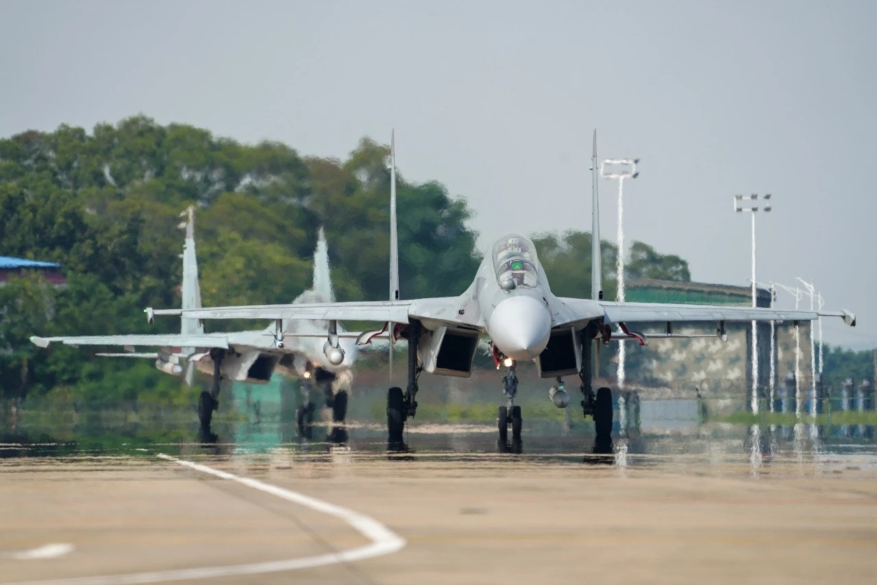 老表家歼-16、歼轰-7A新年开训分别挂空地-88、鹰击-91的歼-16烽火问鼎