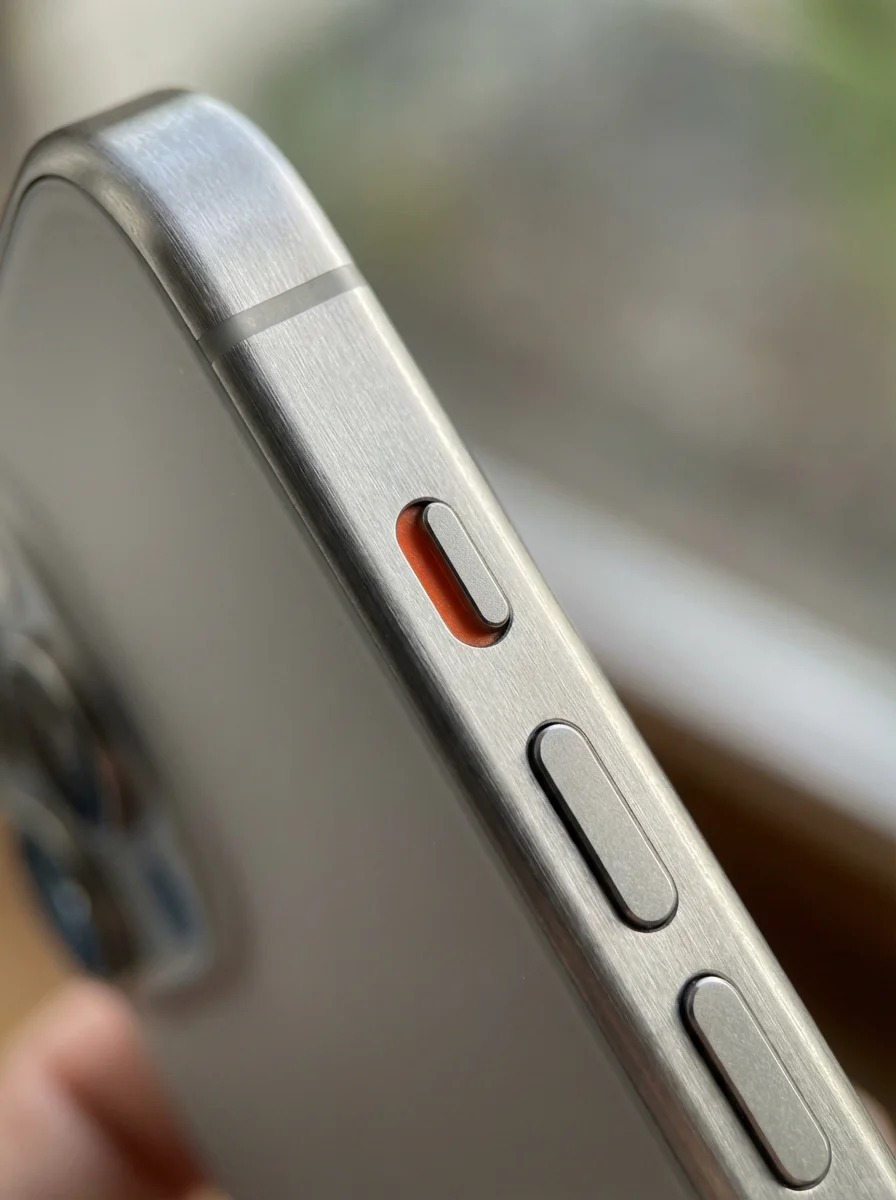 现在回想iPhone之前的拨片静音键真不好用，还容易藏污纳垢，我之前都是在系统里