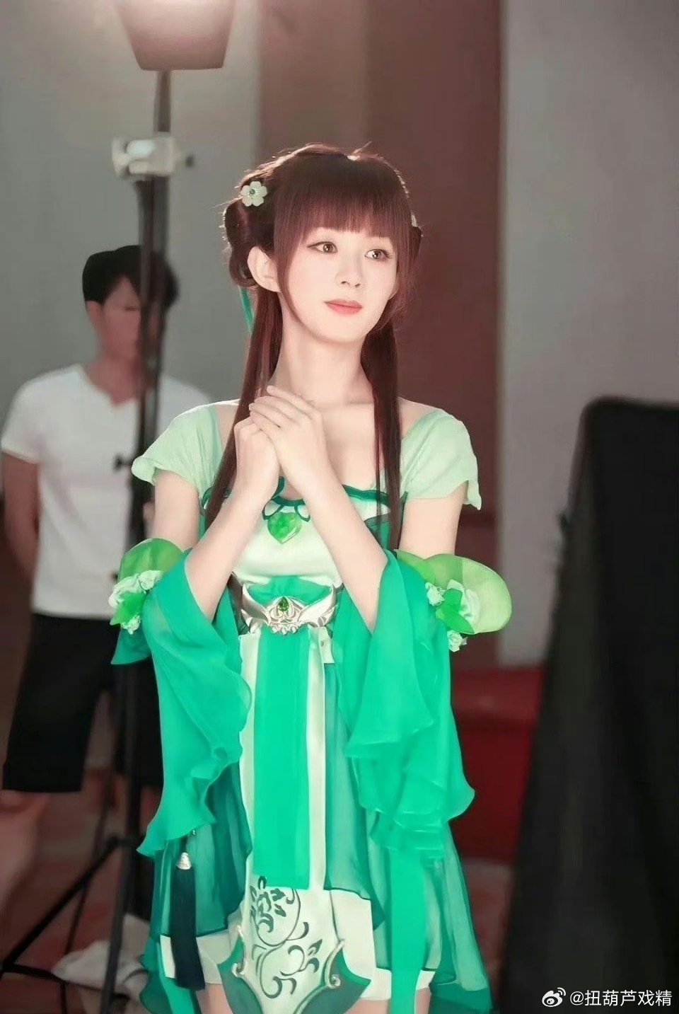 赵丽颖能红长相是最大的优势，从年轻就长得清纯，实力是后期练出来的，大家第一眼肯定