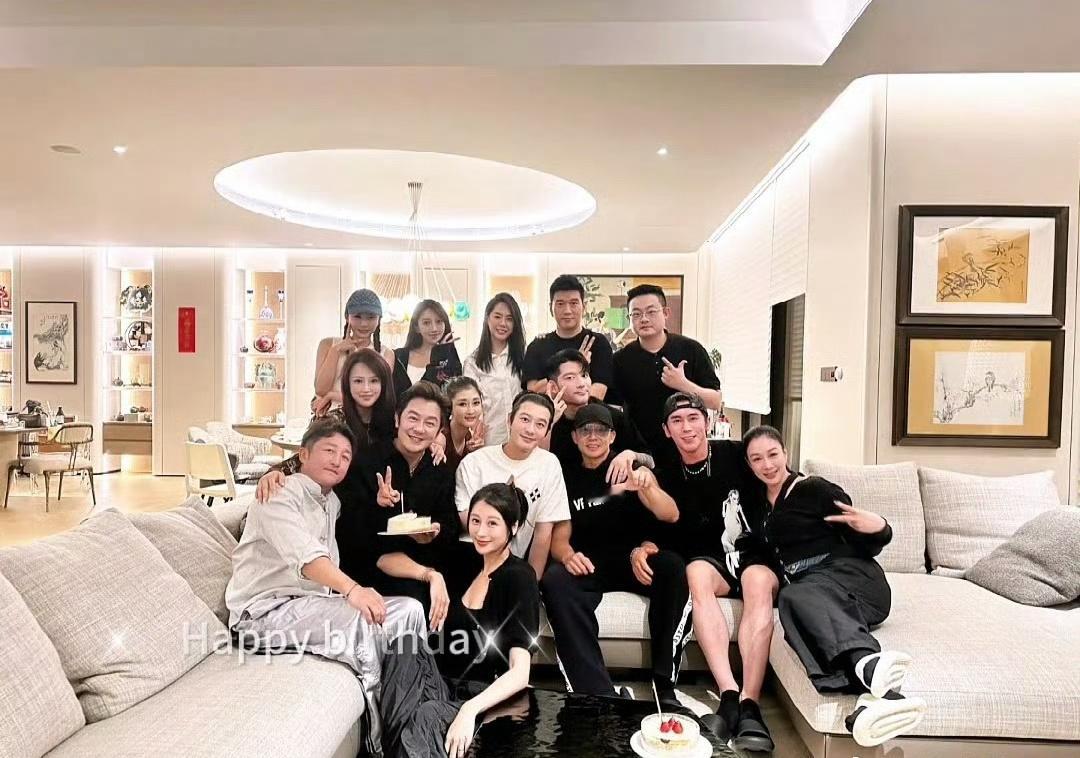 黄晓明带叶珂参加陈浩民生日聚会，晓明哥可真宠叶柯，这样的聚会之前带baby有过吗