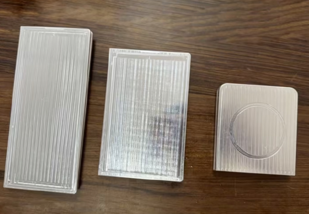 三星阔折叠机模曝光三星的阔折叠也要来了，展开的比例大概是4:3，厚度大概是4.3