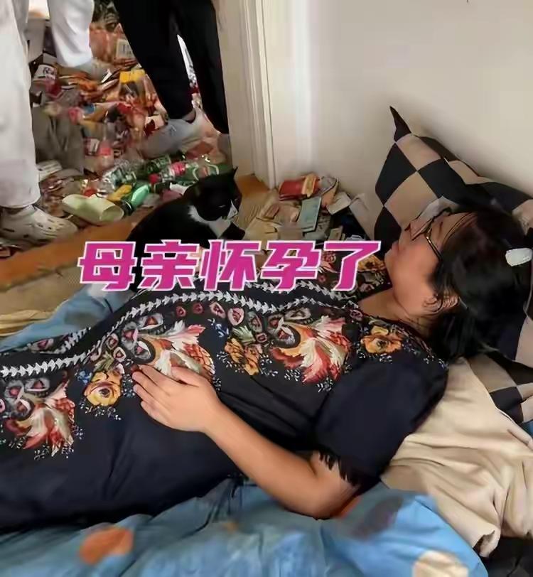 25岁的小木是家里的独苗，这次回家探亲，一进门就被母亲那明显显怀的大肚子给看呆了