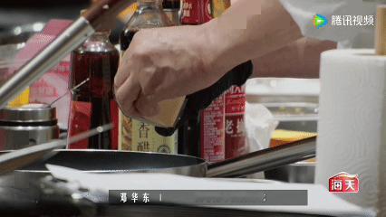 谢霆锋恭喜邓华东夺冠 决赛巅峰对决，邓华东临场灵活调整菜品，把麻婆豆腐的风味发挥