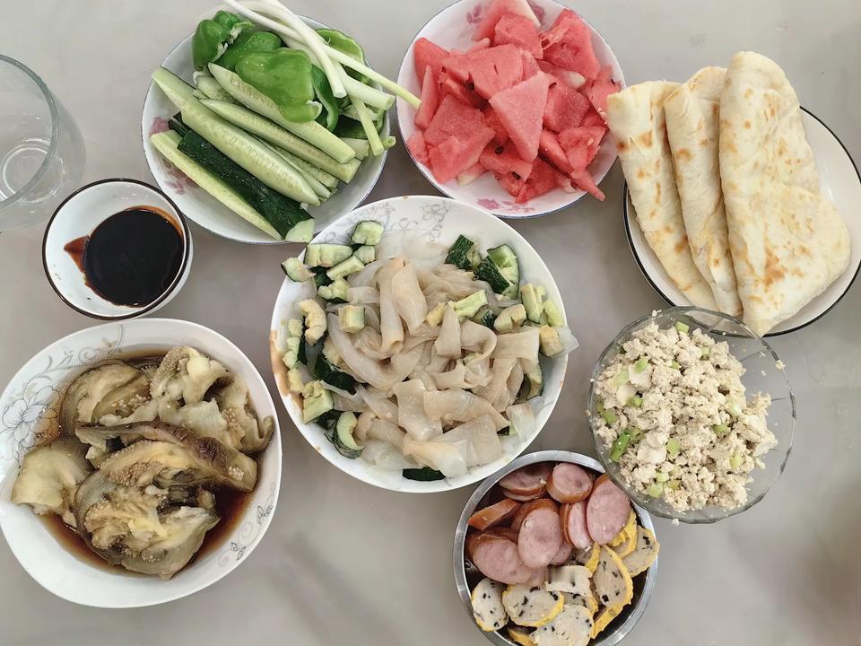 假日清淡午餐

主食:烙饼（微发面 少油）
	
凉菜:
麻酱大拉皮
凉调茄子
小