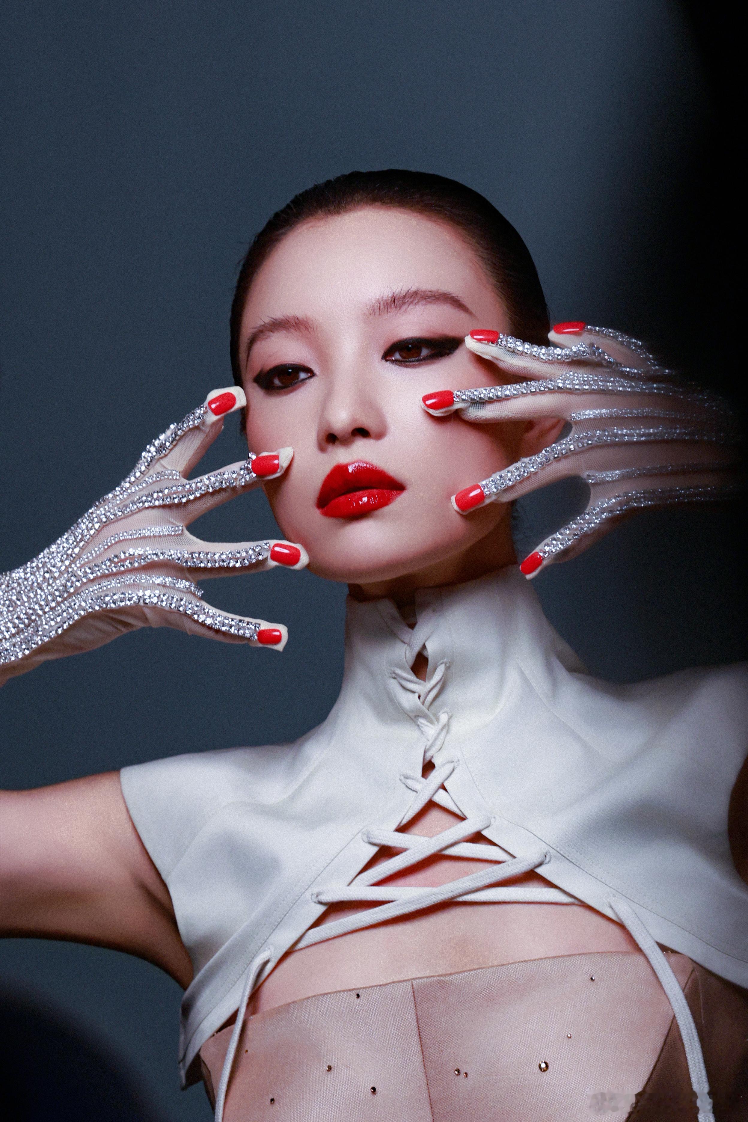 真没招了，连工作室花絮图都精彩的不行～时尚的挑战区，倪妮的特长区！ELLE这次开