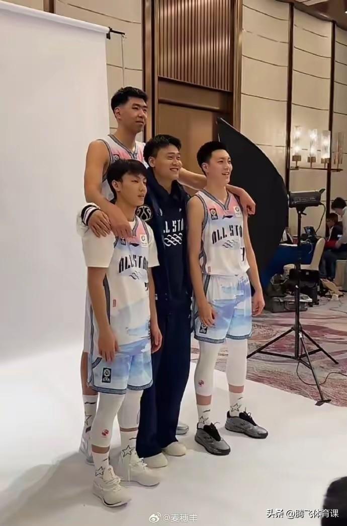 广东四大全明星级别合影，球迷留言:希望他们未来有机会一起并肩作战！

媒体人刚刚