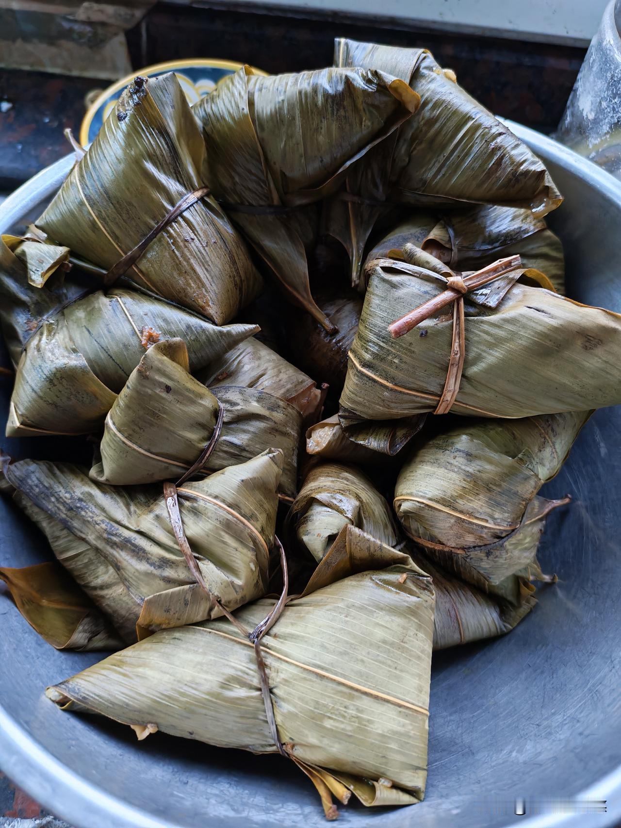 家人们，端午安康！都吃粽子了吗？
   珠海这几天老天像被捅了几个大窟窿似的，暴