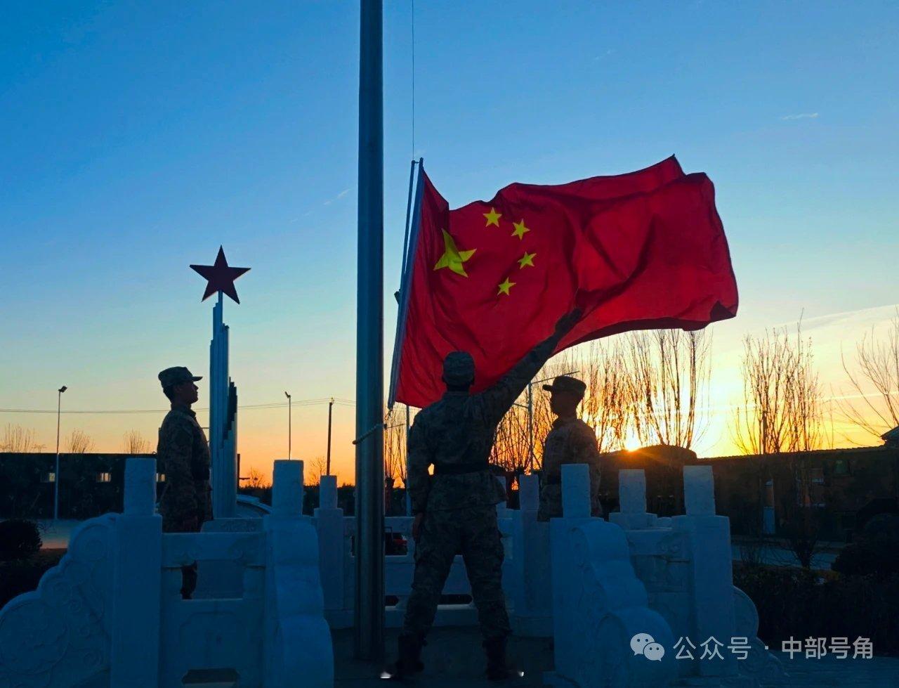 2026年第一面五星红旗在全军升起【国旗飘扬迎新年！中部战区部队隆重举行，元旦升