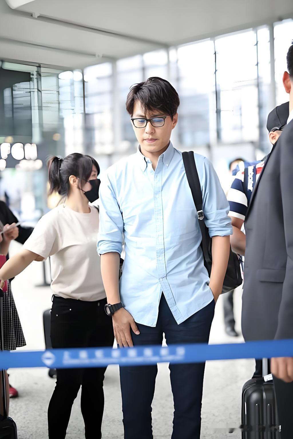 听说靳东老师是“白手起家”？哎哟喂，这话可太有意思了。🤨

啥叫背景？非得是家