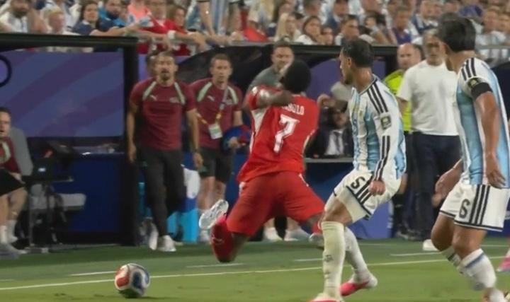 FIFA官方解释恩博洛第二张黄牌判罚 假摔VAR复核后直接红牌罚下美加墨世界杯四