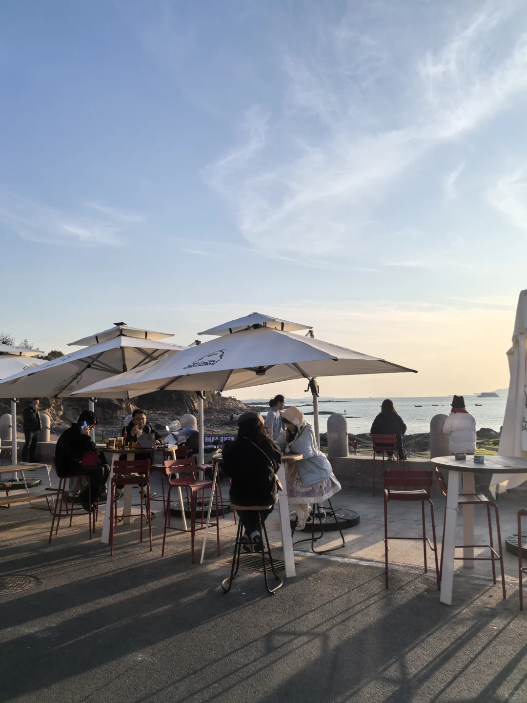 11.23青岛街头实况 太平角海边咖啡馆晒太阳