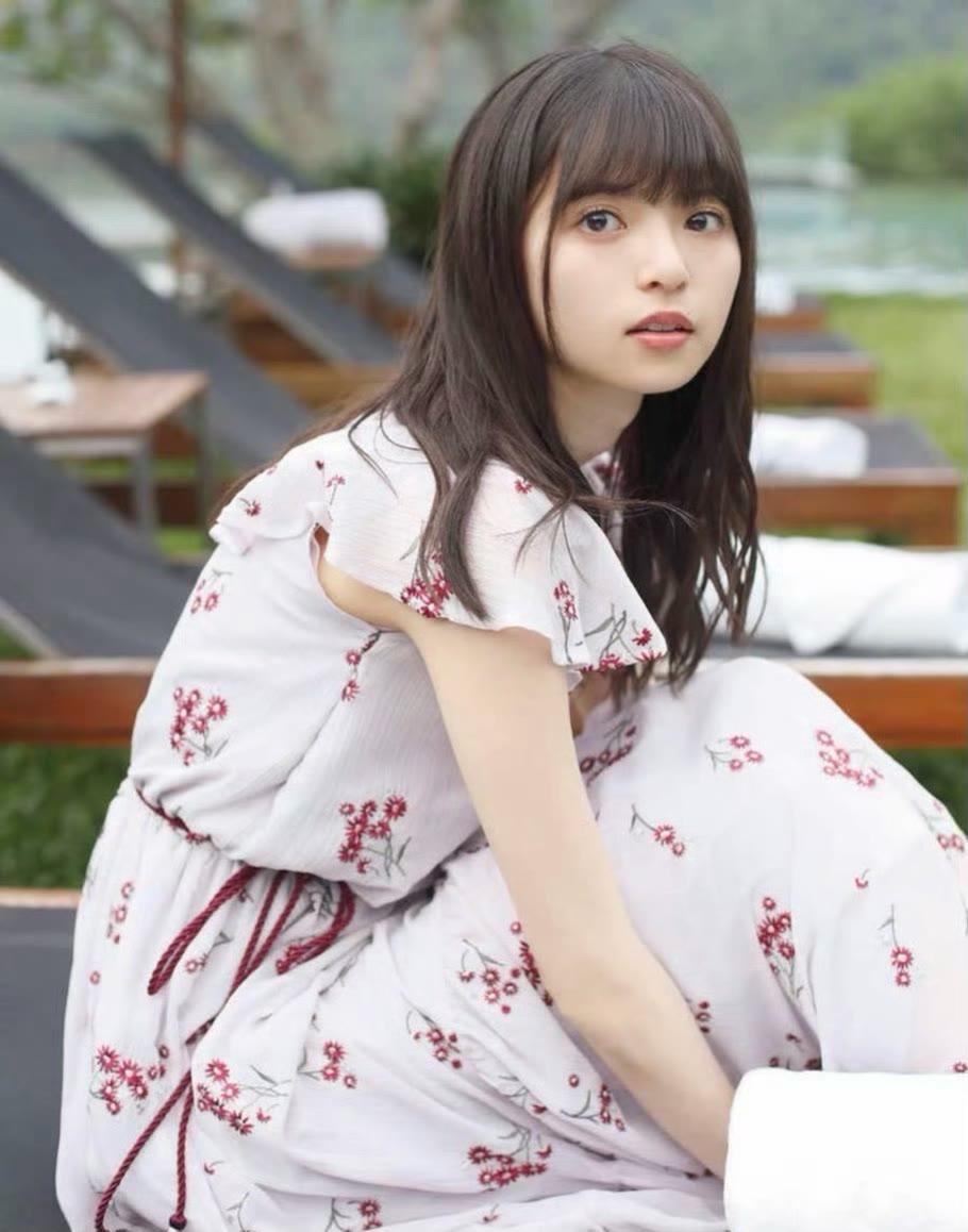 夏日清新，少女在湖畔轻倚长椅，静享宁静时光。斋藤飞鸟 日系