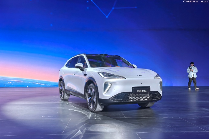 奇瑞风云T9L开启盲订 奇瑞为了风云T9L这盘饺子，搞了一场AI之夜的宴会。其实